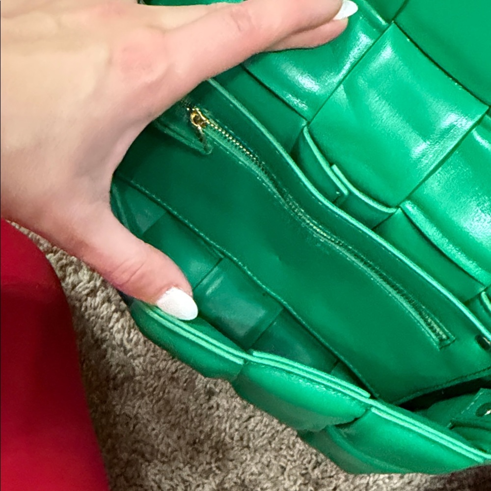 Elegant Green Quilted Crossbody Bag - Picture 3 of 5